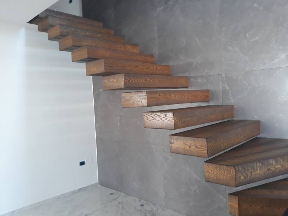 scala in legno con effetto gradini sospesi