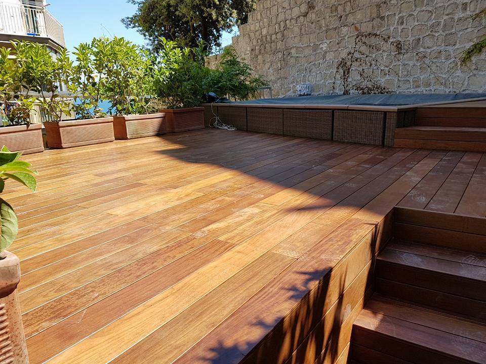 giardino con pavimento in legno