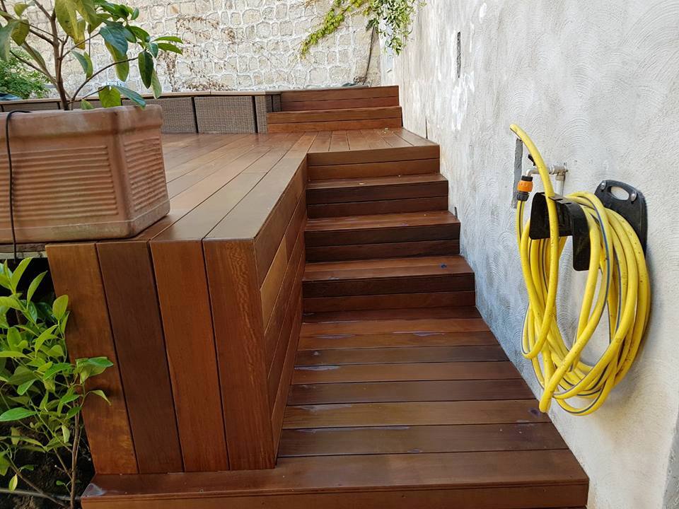 scale e pavimentazione in legno per esterni