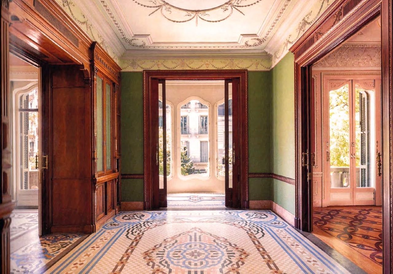 Treppenhaus mit Galerie und polychromen Buntglasfenstern in Barcelona