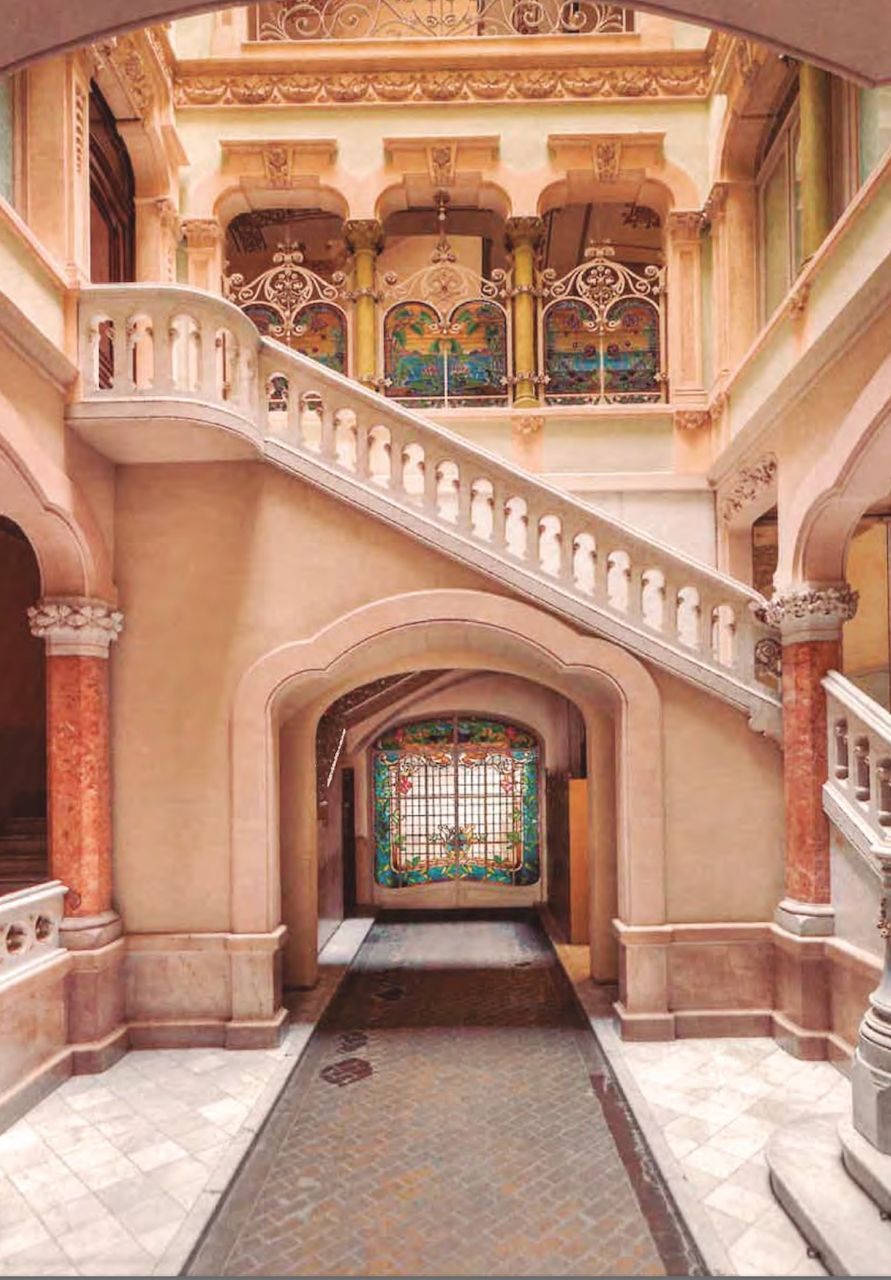 Treppenhaus des Schulgebäudes, Gaudihaus in Barcelona, Schulfoto