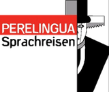 Ein Mann mit Zylinder steht hinter einem Schild mit der Aufschrift „Perelingua Sprachreisen“
