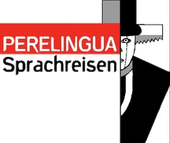 Ein Mann mit Zylinder steht hinter einem Schild mit der Aufschrift „Perelingua Sprachreisen“