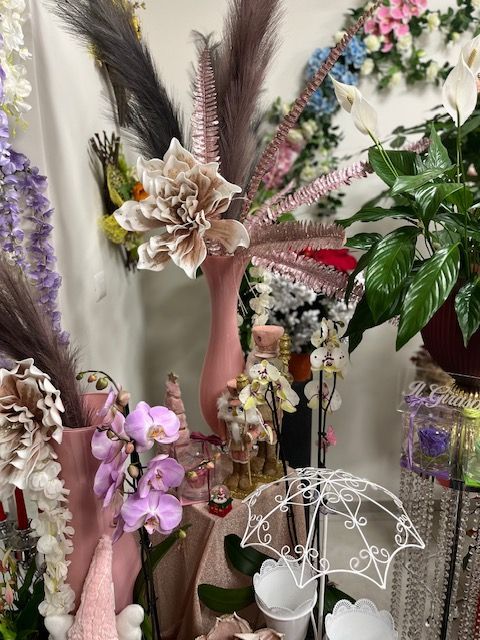 vasi con fiori e piante decorative