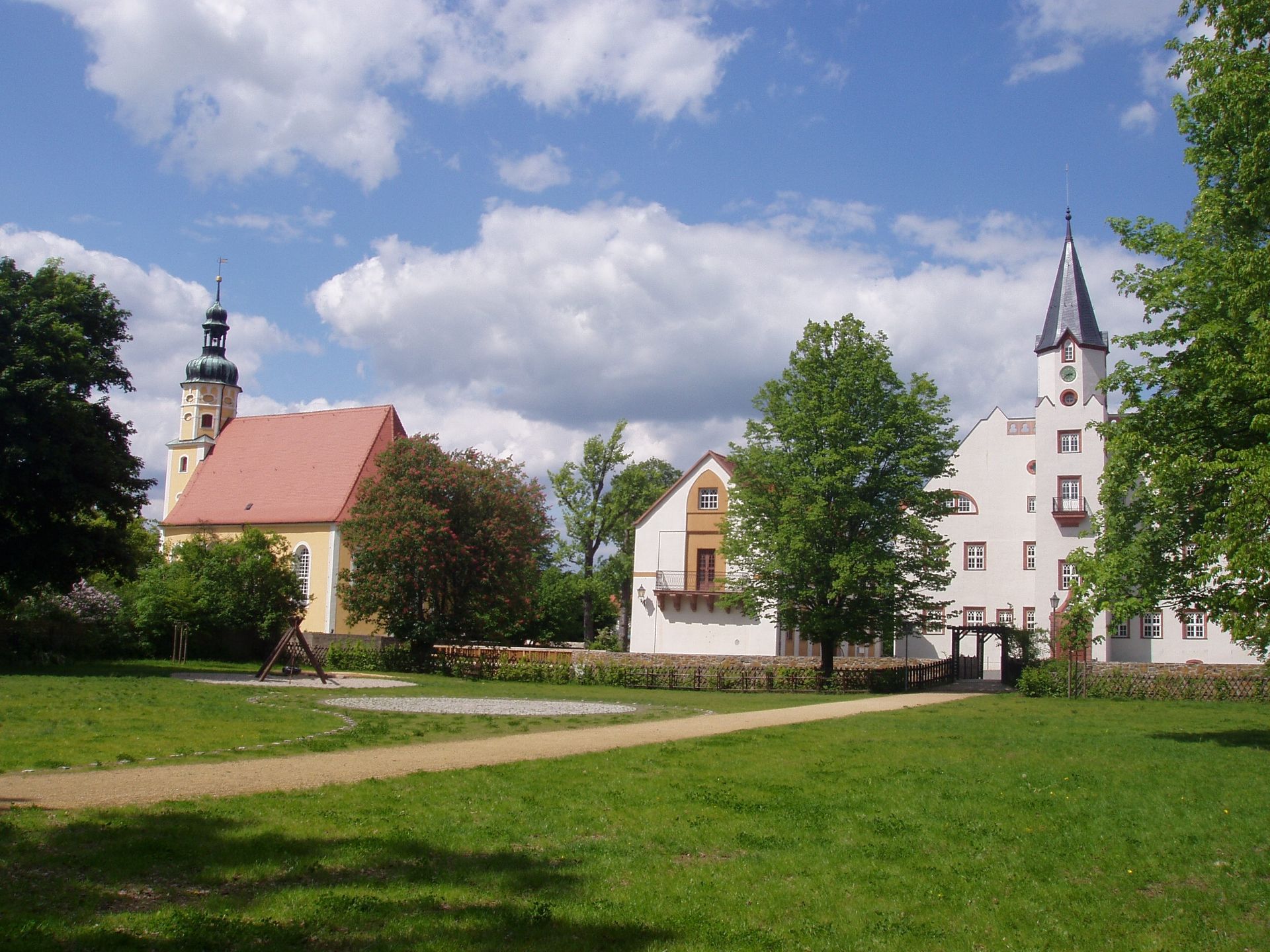 Blick auf Schloss und Kirche in Belgershain