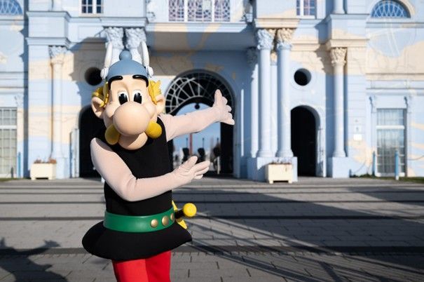 Lebensgroßer Asterix vor dem Schloss in BELANTIS