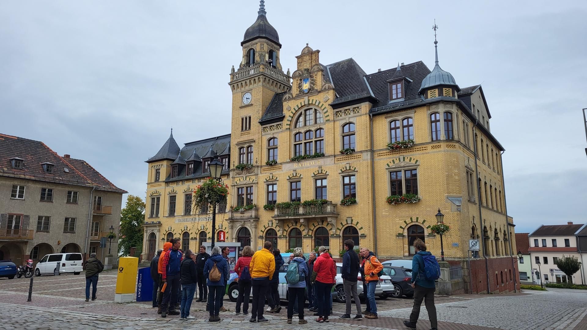 Start der Wanderung der Wegewart:innen auf dem Markt in Bad Lausick