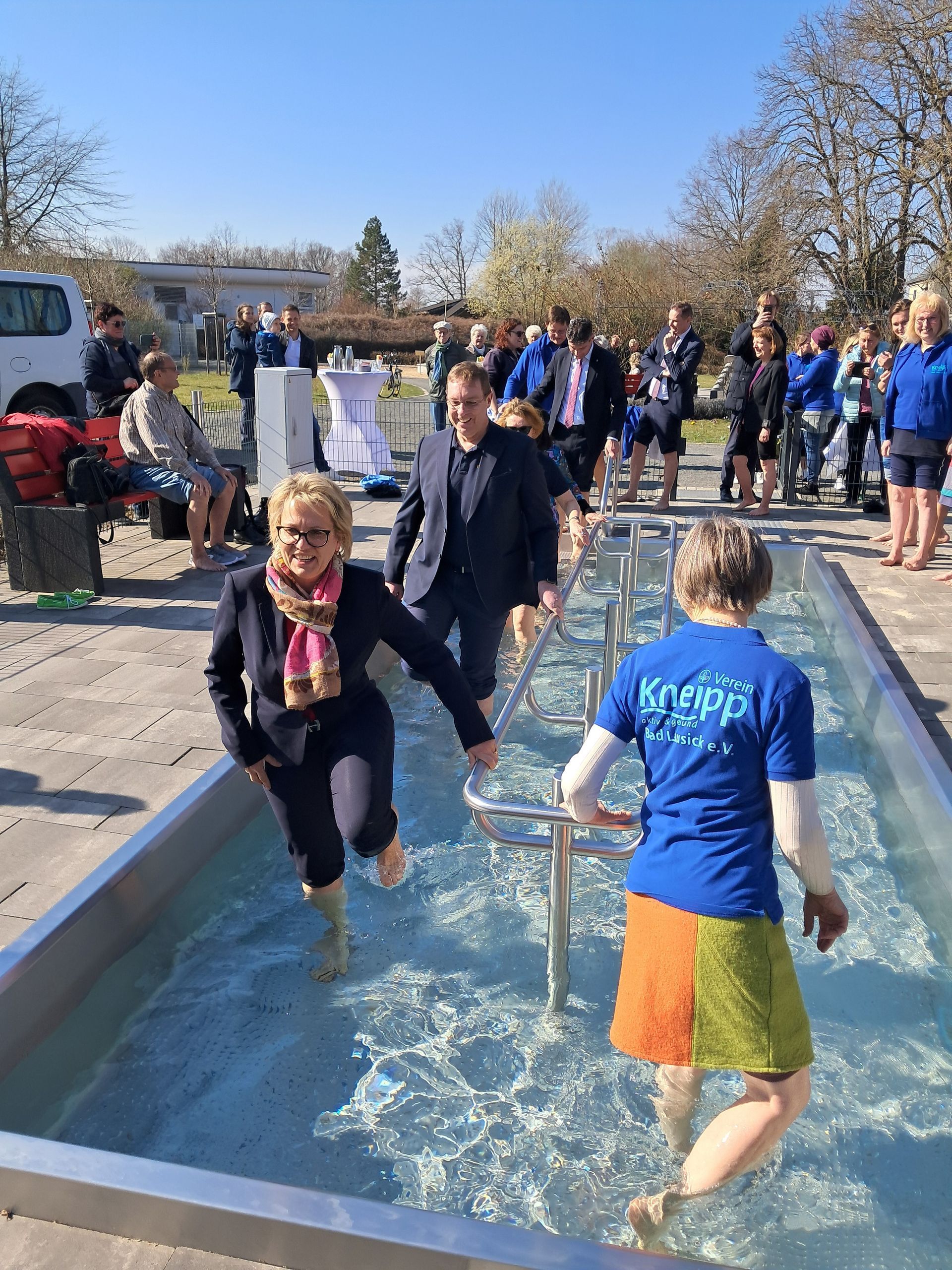Teilnehmende der Eröffnungsveranstaltung benutzen das Kneipp-Tretbecken