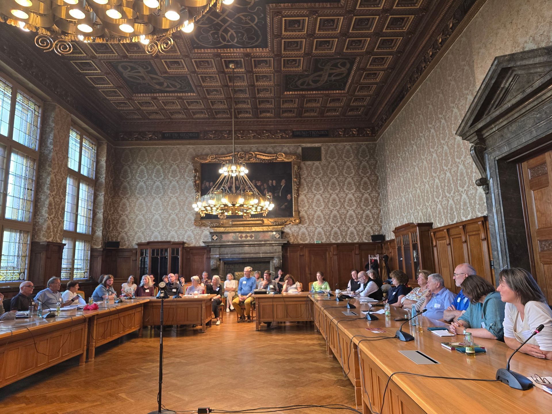Historischer Ratsplenarsaal im Neuen Rathaus Leipzig mit einem Teil der Teilnehmenden