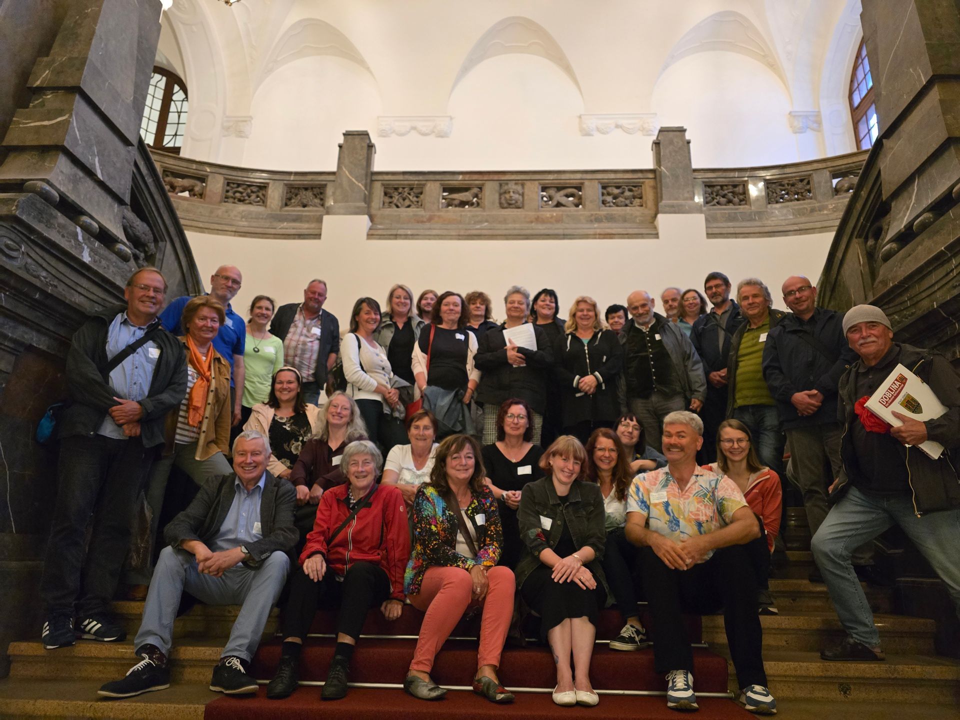 Der Großteil der Gruppe auf der Treppe im Rathaus