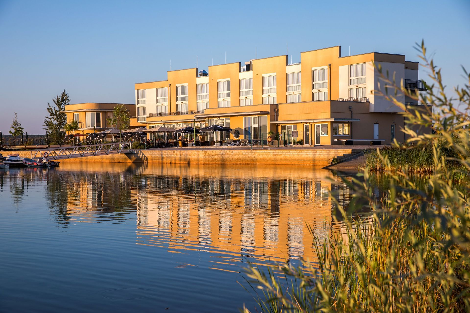 Blick übers Wasser zum Ferienresort am Störmthaler See