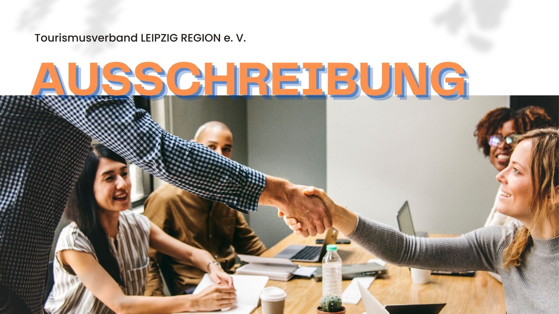 Geschäftspartner reichen sich die Hände zum Vertragsabschluss