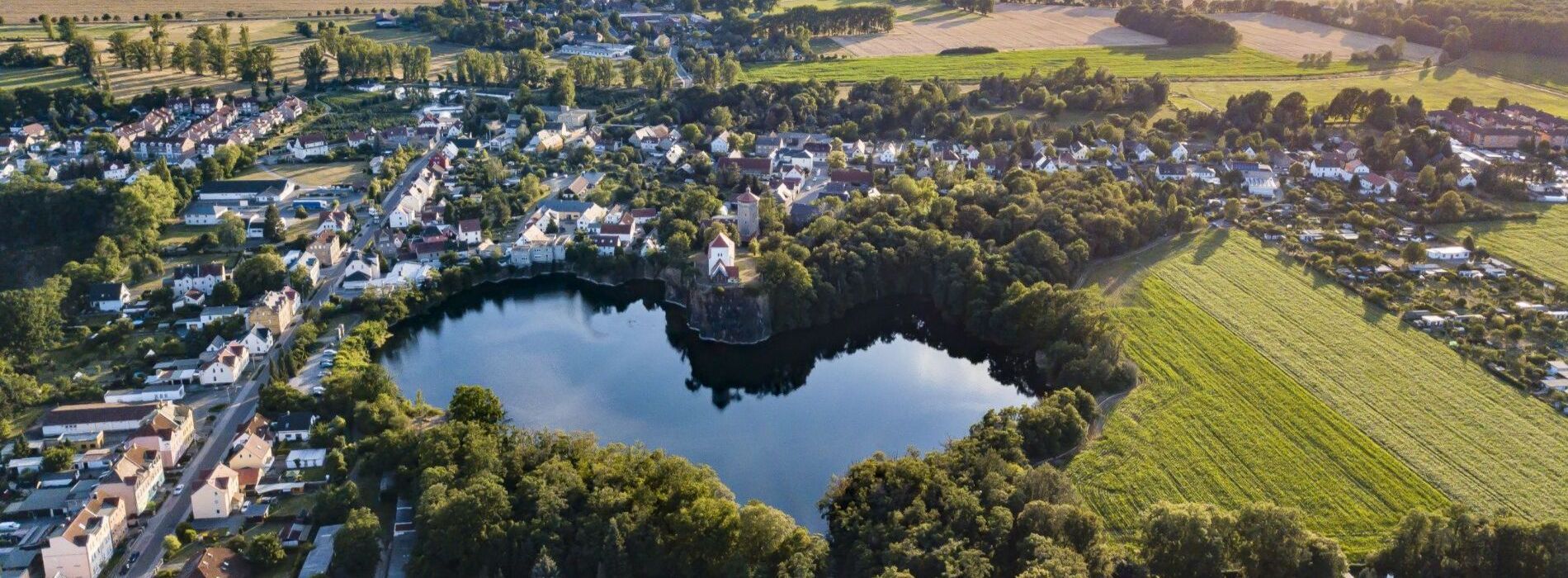 Blick aus Vogelperspektive auf den Kirchbruch Beucha mit seiner Kirche