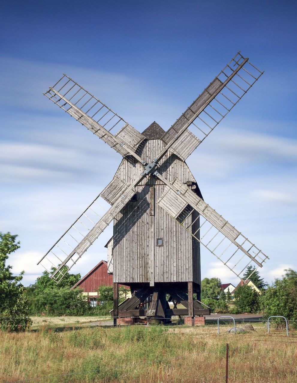 Windmühle im Ort Authausen
