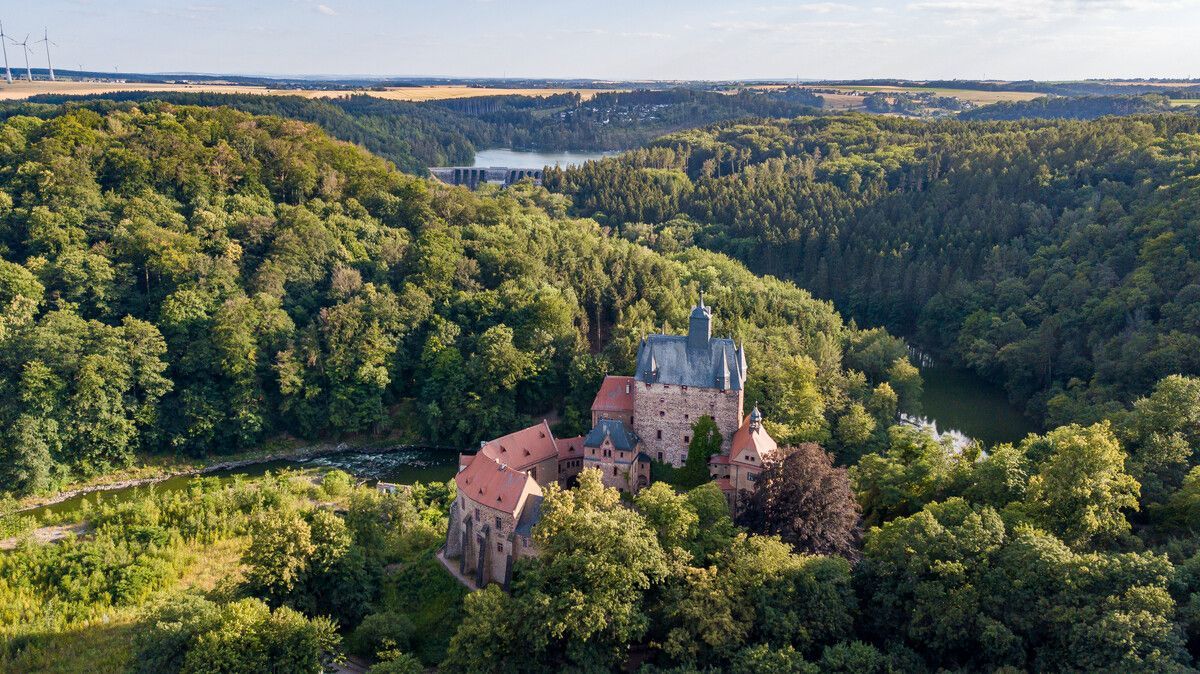 Burg Kriebstein und die hügelige Landschaft drumherum