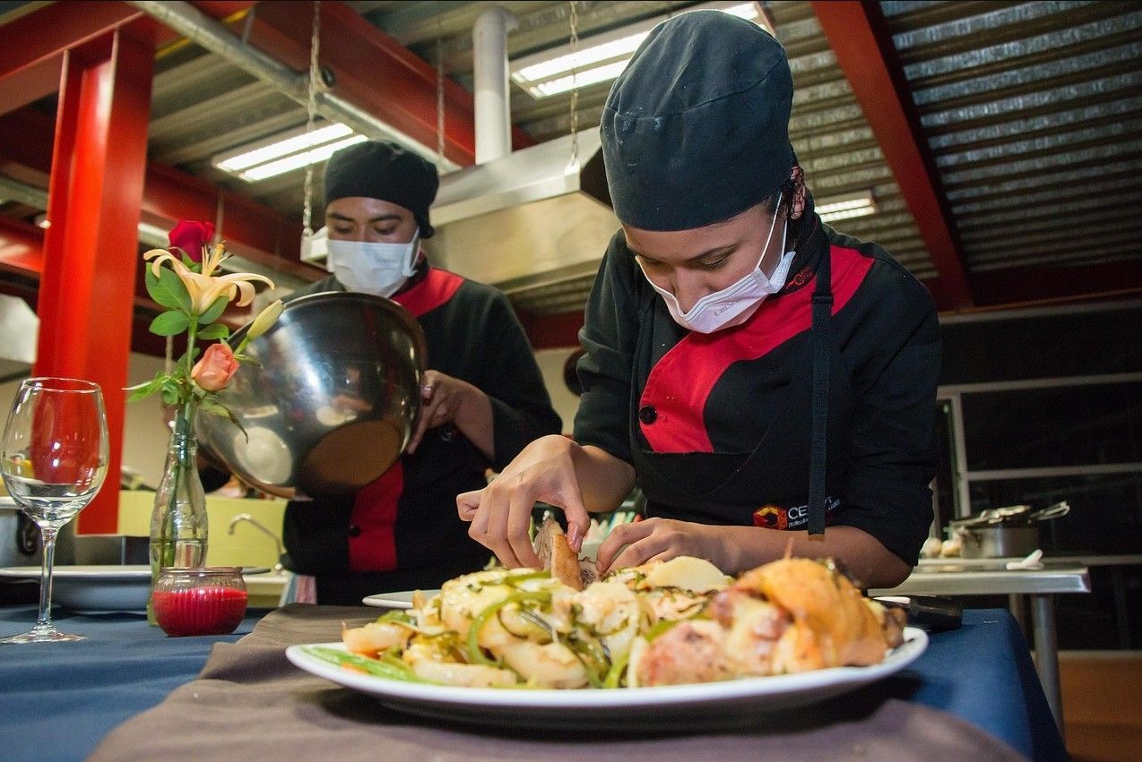 Zwei Kochende in Ausbildung