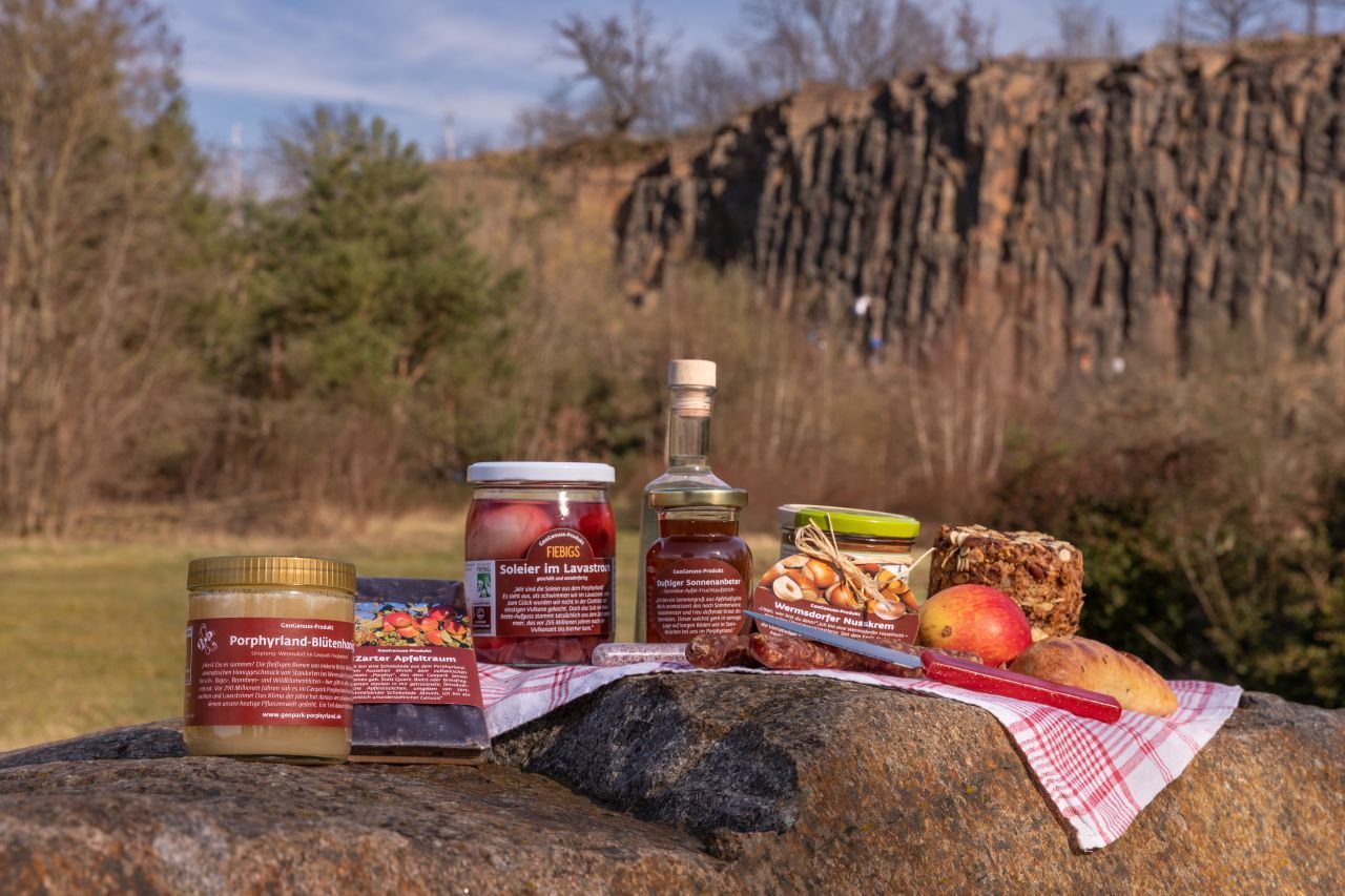 GeoGenuss-Produkte, also Lebensmittel in Verpackungen, die vom Geopark Porphyrland vermarktet werden