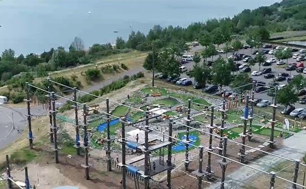 Blick in Vogelperspektive auf den Kletterpark und die Adventuregolf-Anlage, im Hintergrund Markkleeberger See