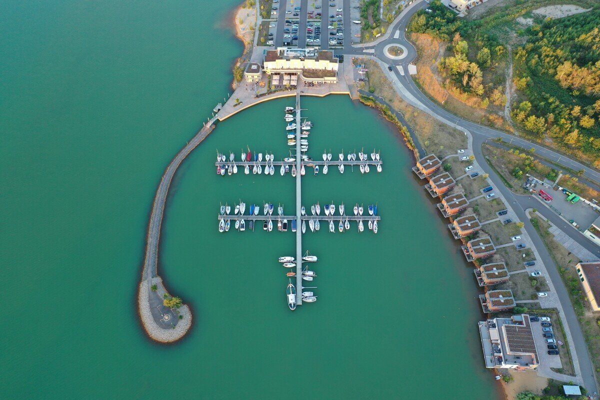 Blick aus der Vogelperspektive auf den Hafen von Lagovida im Störmthaler See