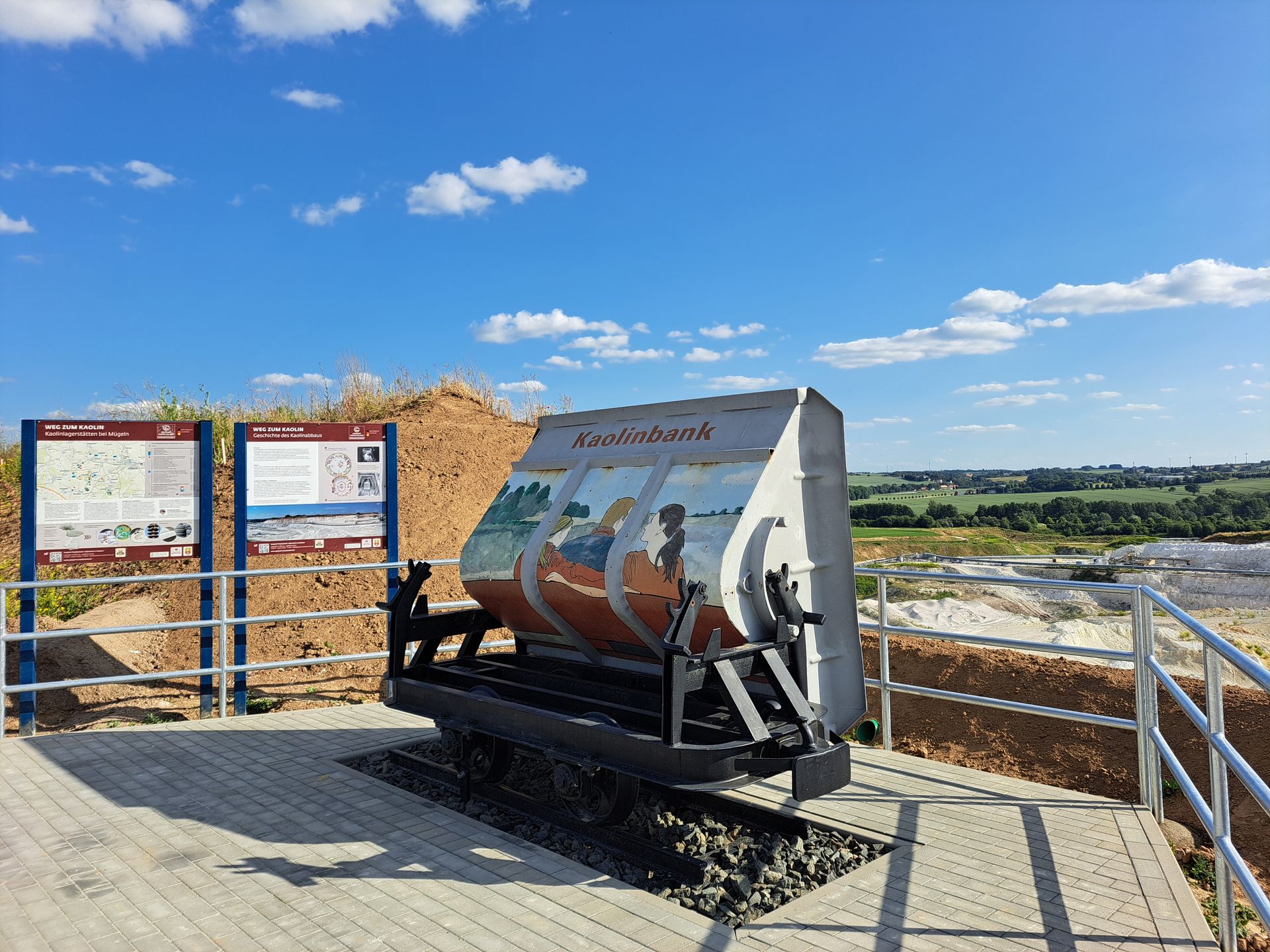 Die neue Bank oberhalb des Kaolin-Tagebaus
