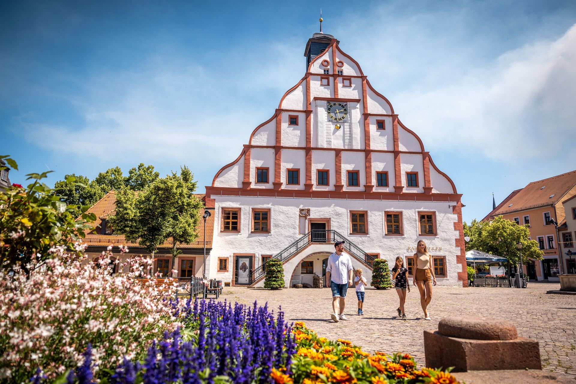 das Grimma Rathaus mit zufriedenen Menschen davor