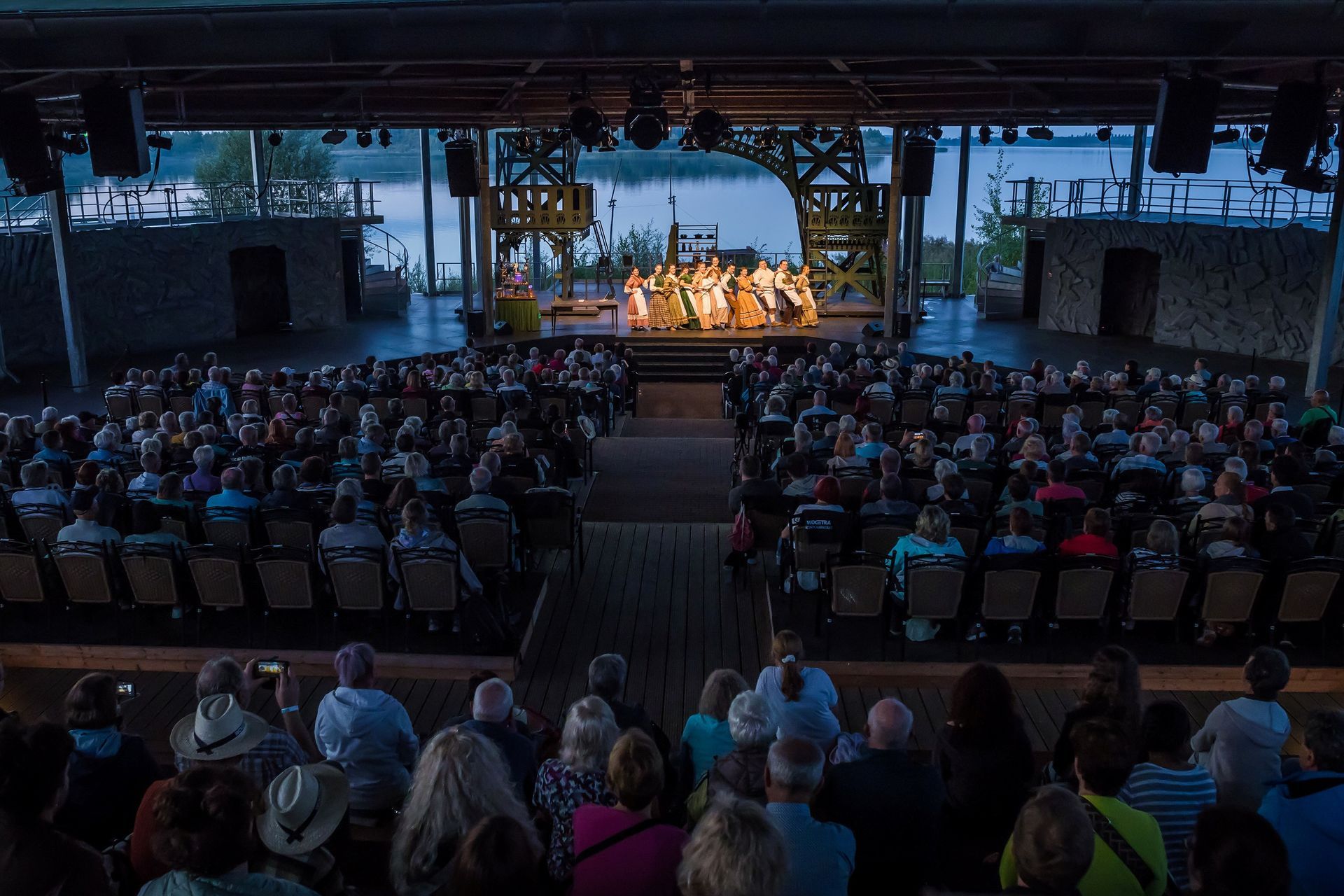 Blick auf die Seebühne am Haynaer Strand