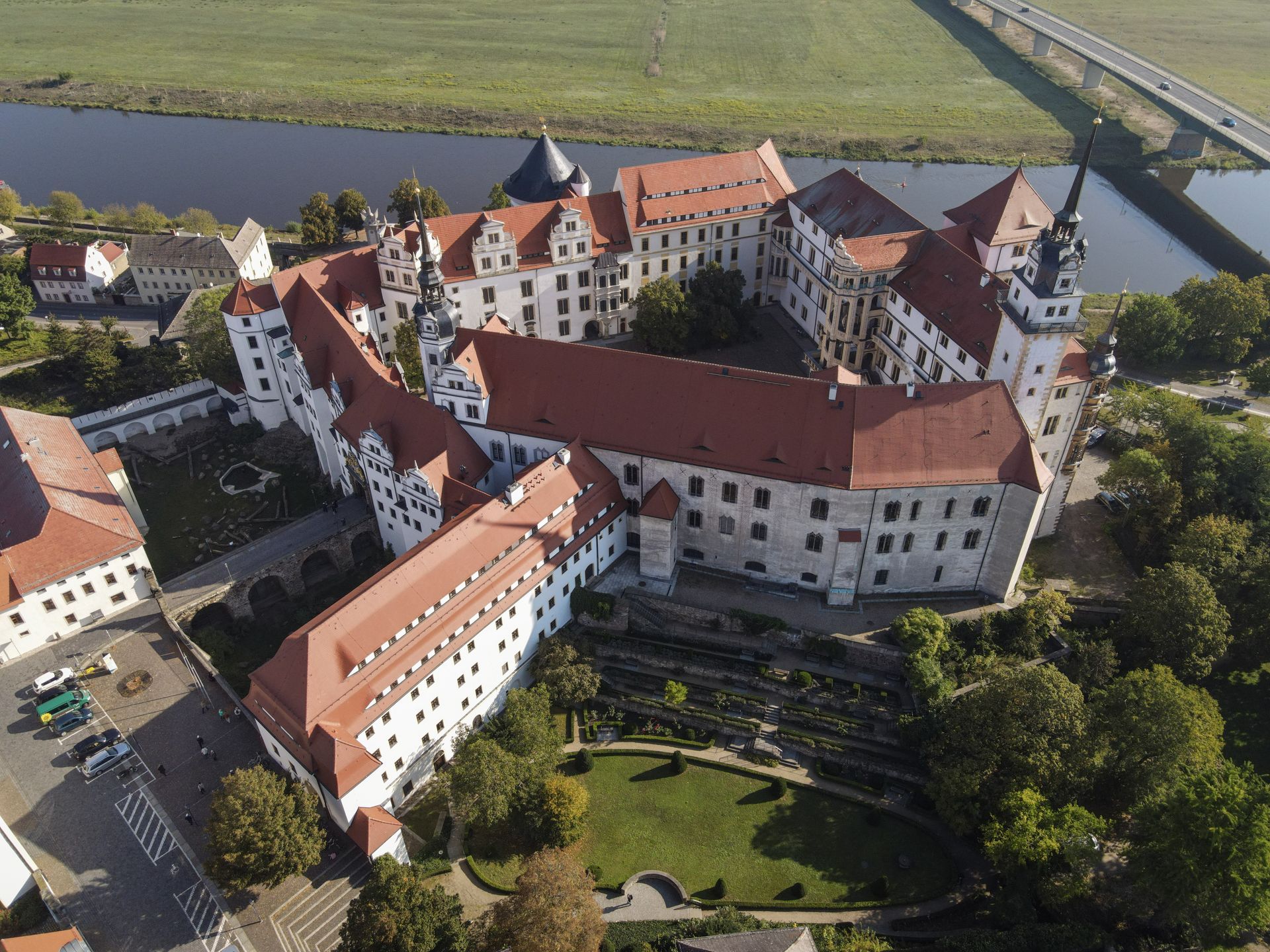 Schloss Hartenfels von oben fotografiert mit der Elbe im Hintergrund