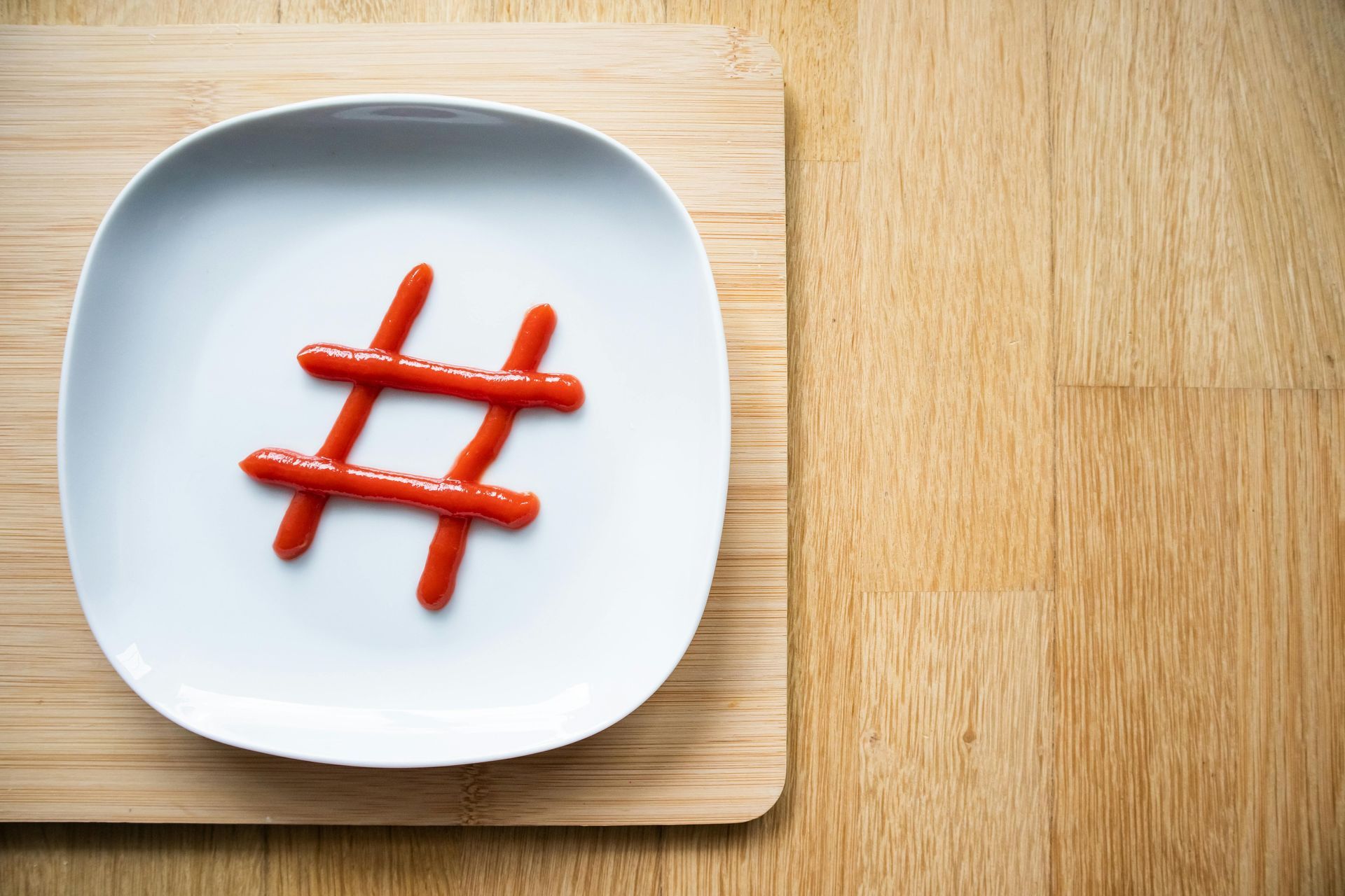 Hashtag mit Ketchup auf einem weißem Teller