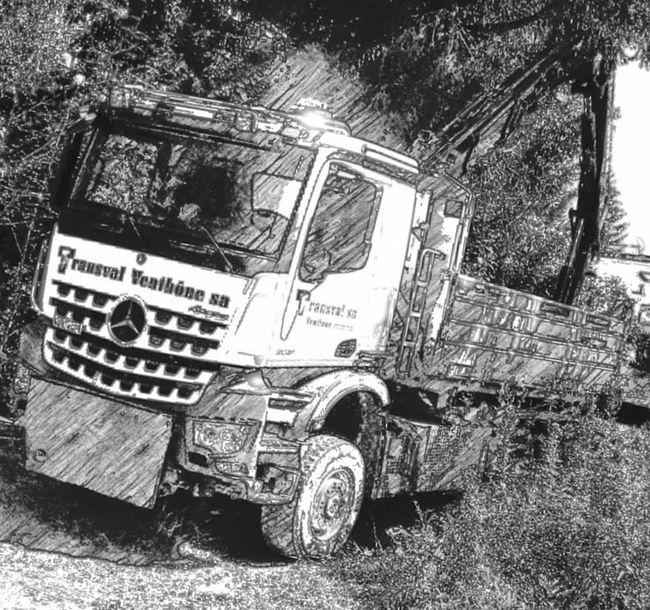 Un dessin en noir et blanc d'un camion roulant sur une route.