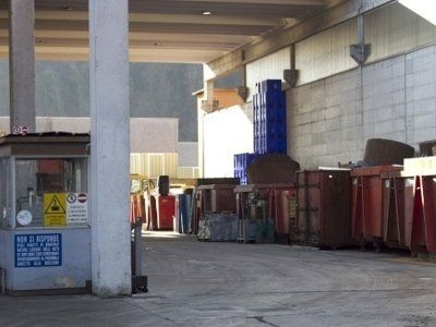 magazzino smaltimento rifiuti speciali