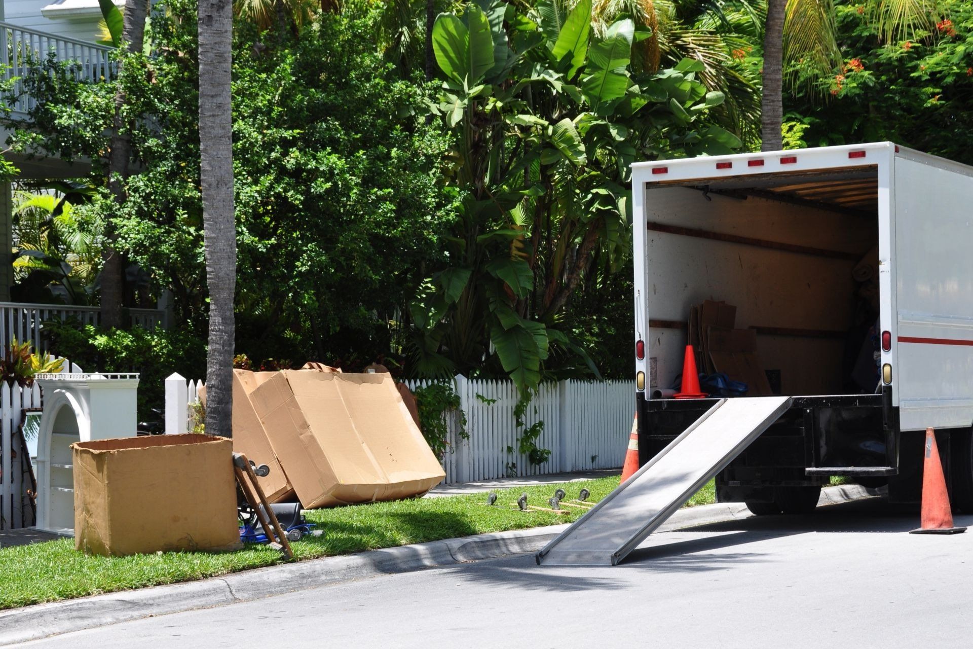 Un mezzo attrezzato per il trasporto di merci e scatoloni per traslochi