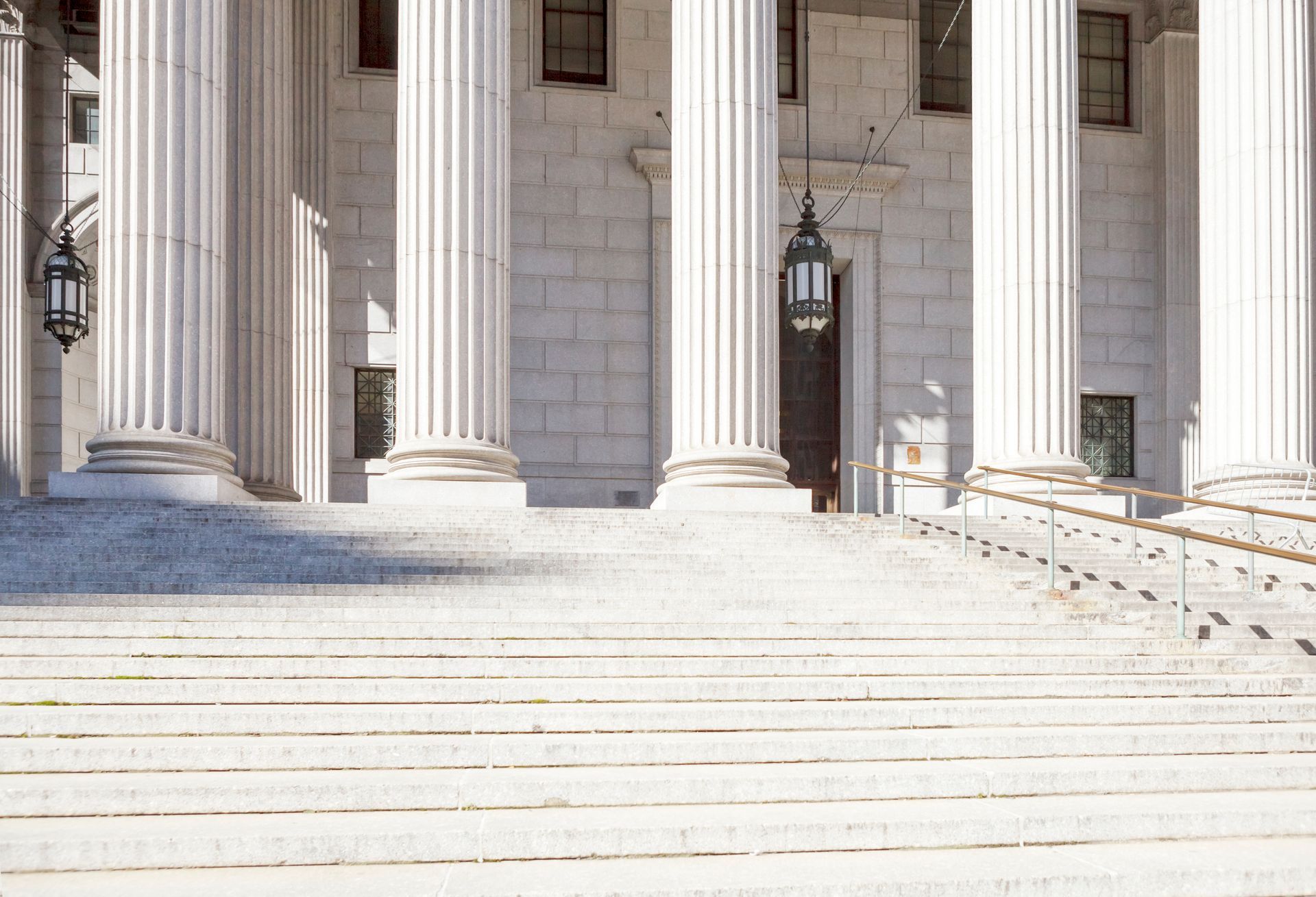 A courthouse with columns and stairs leading up to it.