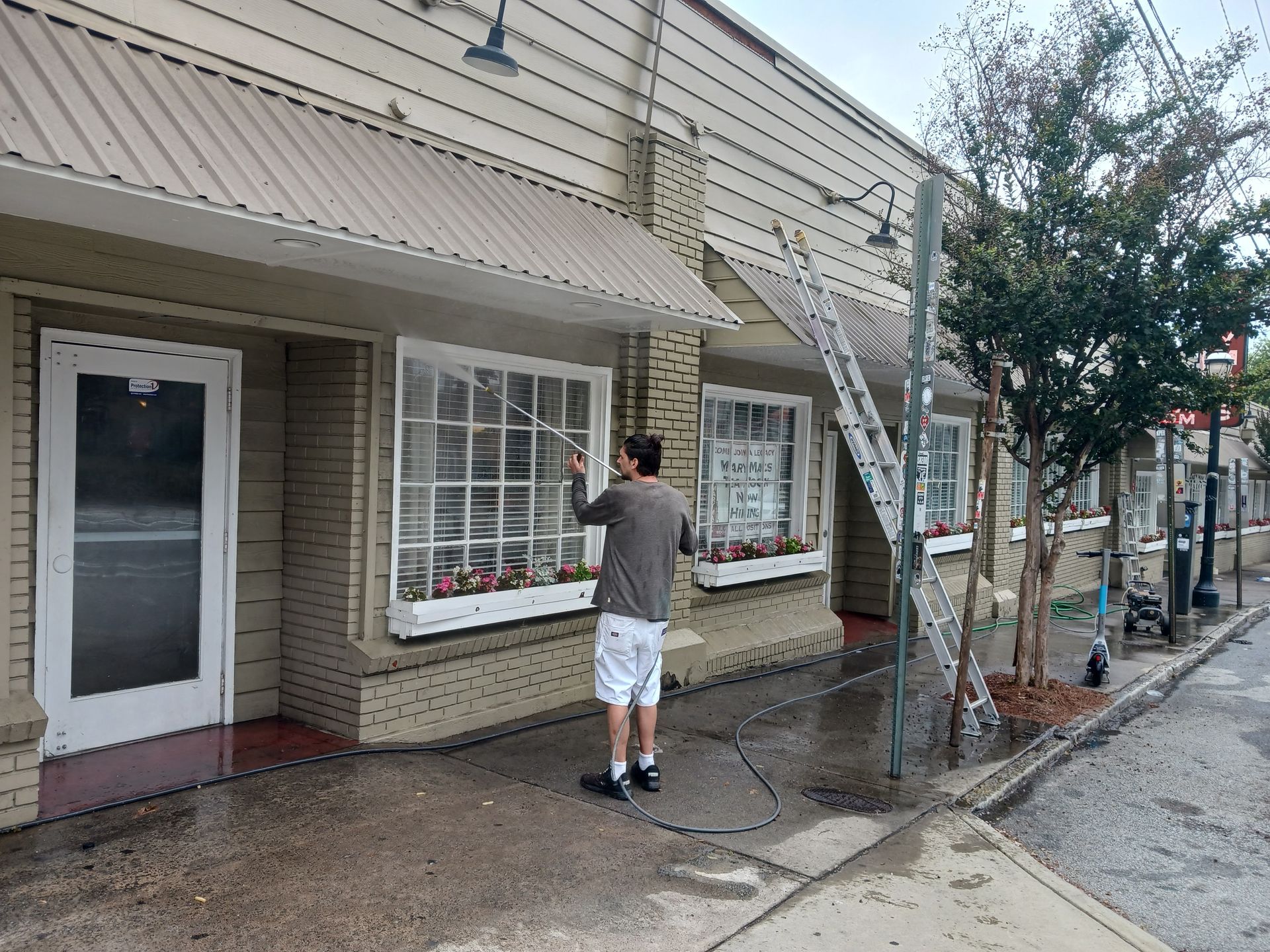 A building with a sign that says mary mac 's on it