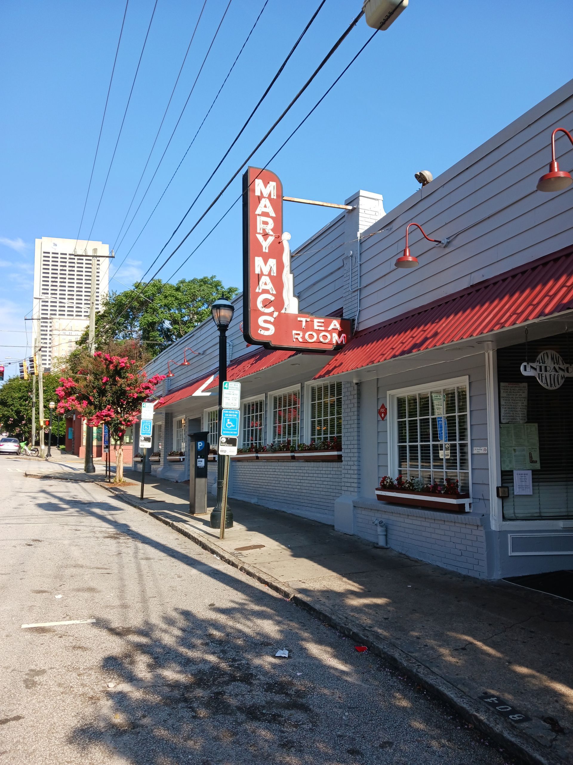 A building with a sign that says mary mac 's on it