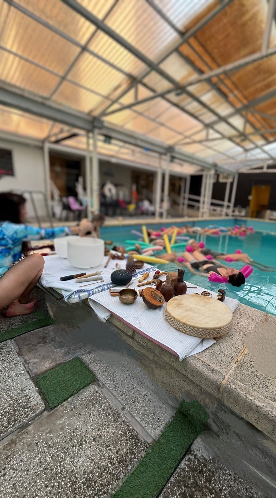 Gota de agua cayendo en agua turquesa, creando ondas.