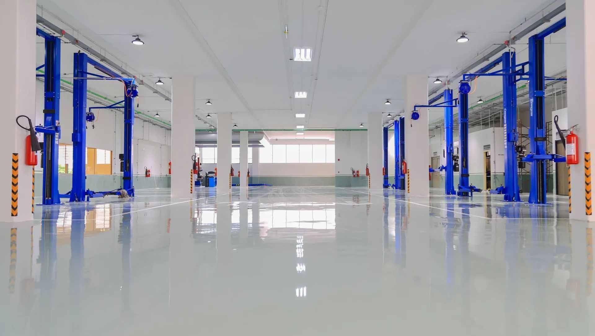 Un grand garage vide avec beaucoup d'ascenseurs à l'intérieur.