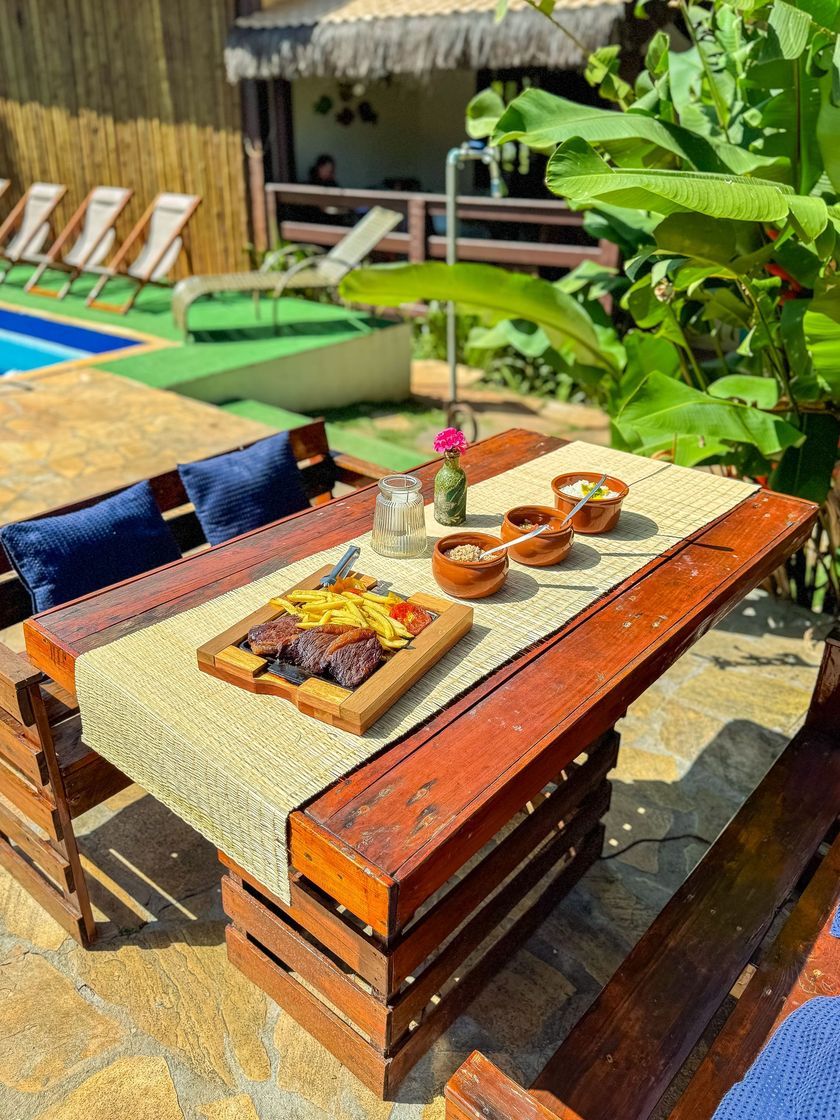Uma mesa de bufê com uma variedade de comidas - Pousada Estrelamar Ferradura
