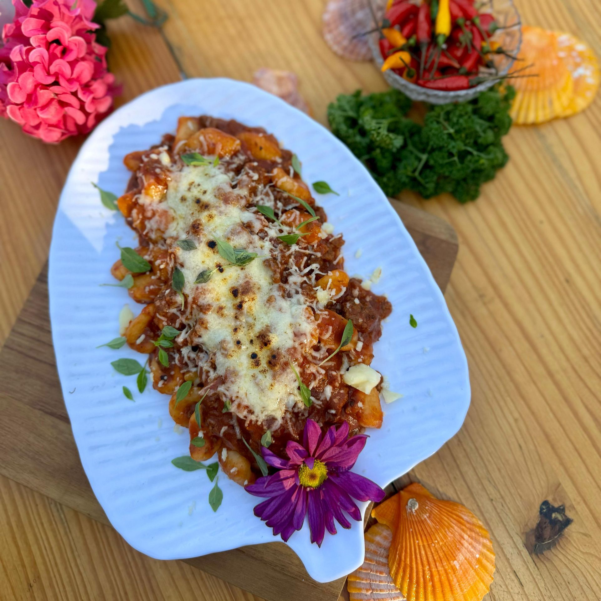 Um prato de comida com uma flor roxa nele - Pousada Estrelamar Ferradura