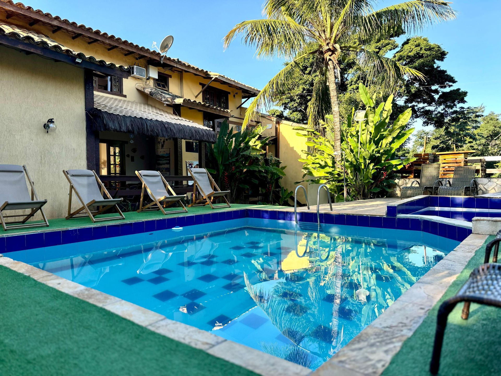 Uma vista aérea de uma grande casa com piscina cercada por árvores - Pousada Estrelamar Ferradura