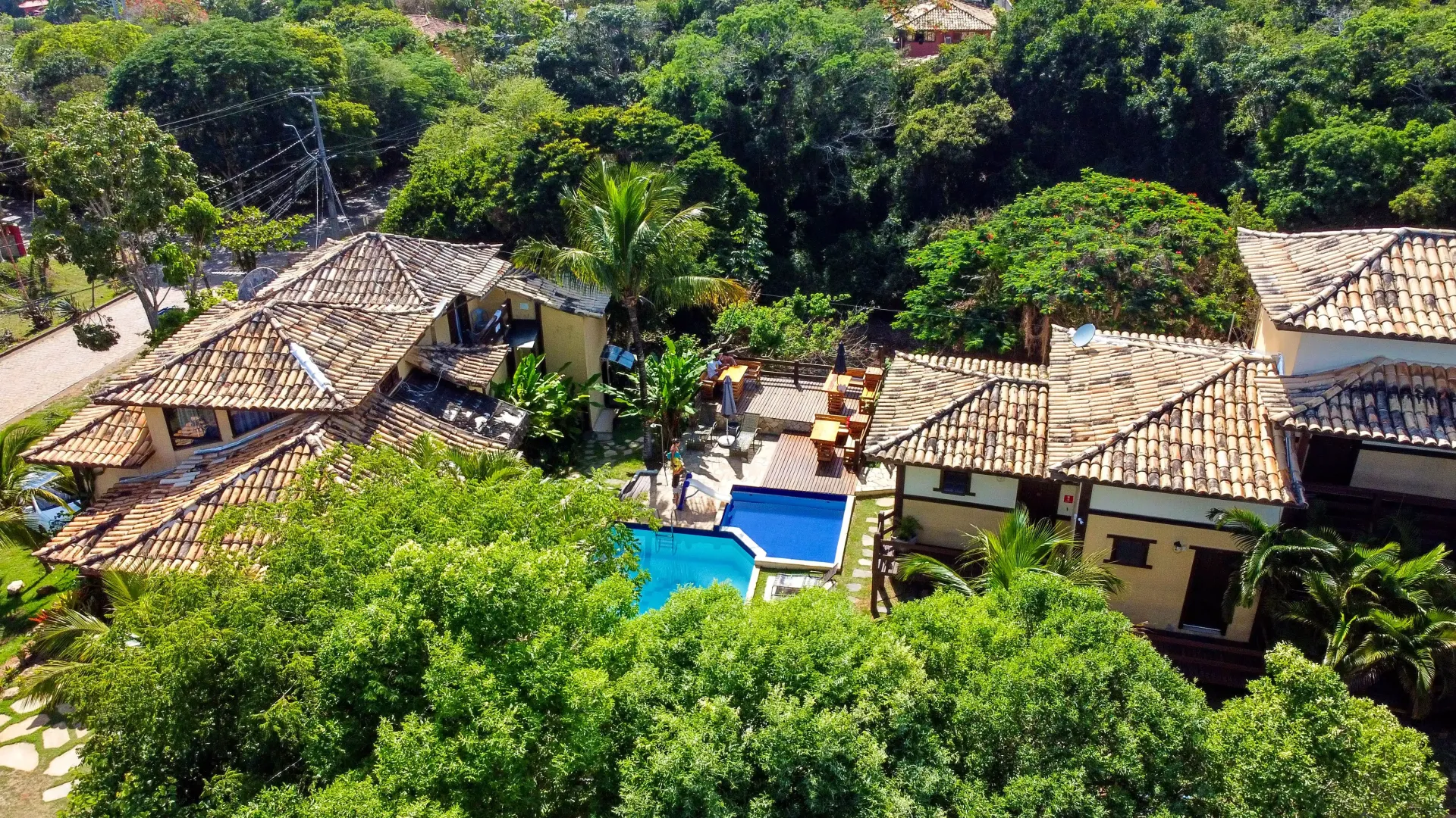 Uma vista aérea de uma grande casa com piscina cercada por árvores - Pousada Estrelamar Ferradura