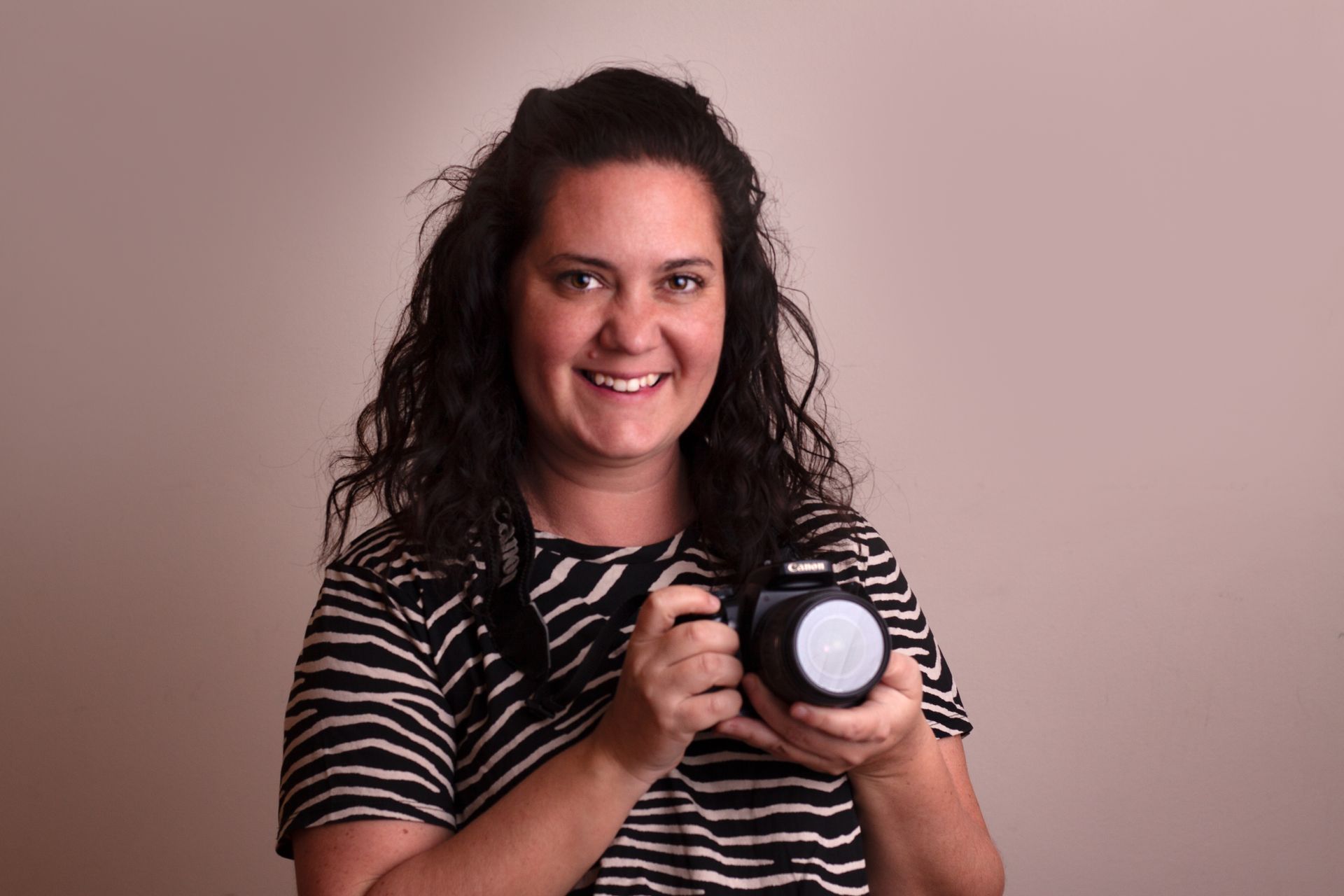 Fotografia de Laura Corton con una camara en la mano