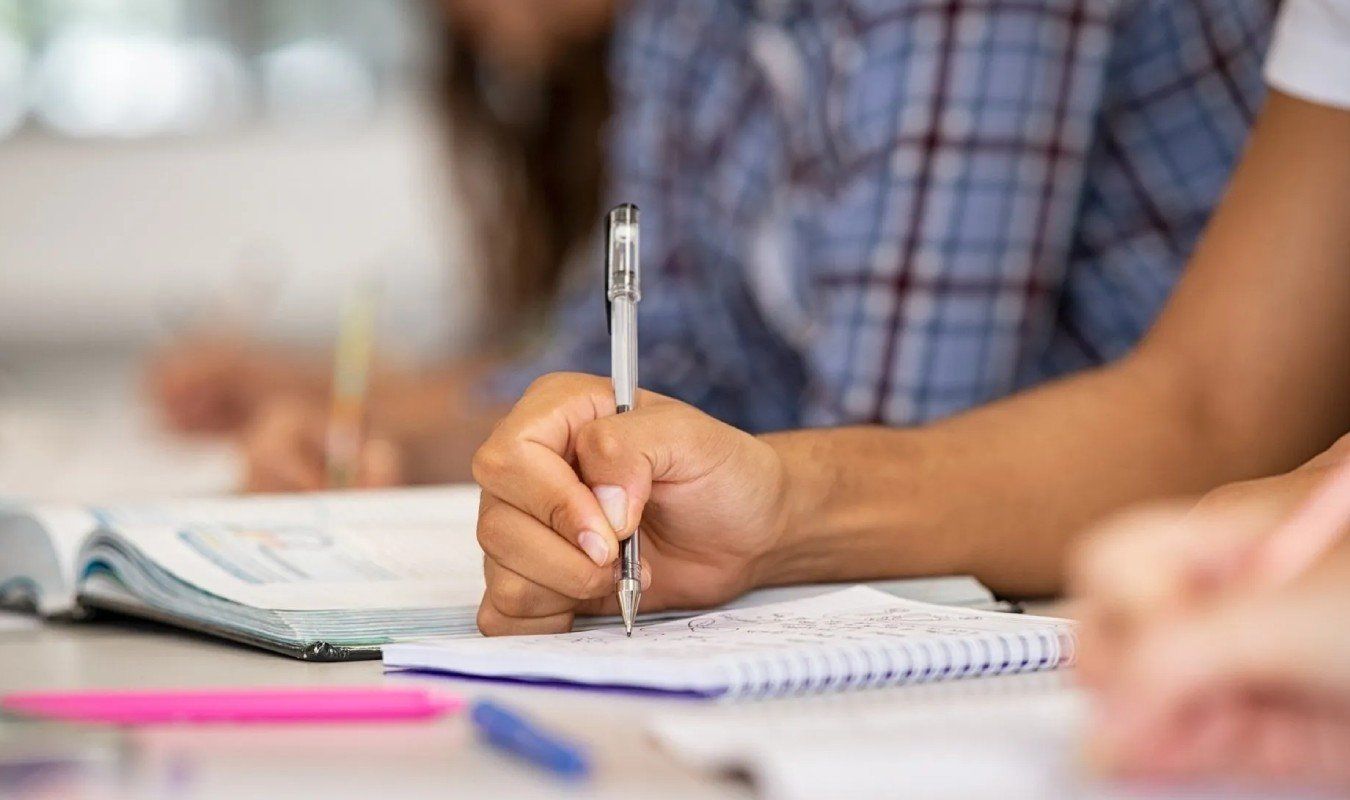 studente che prende appunti