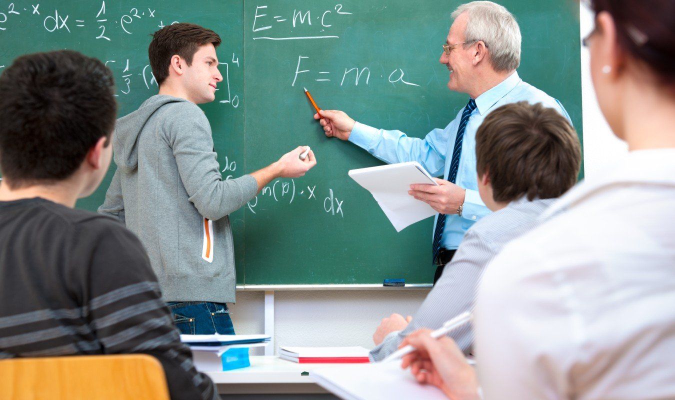docente con studente alla lavagna