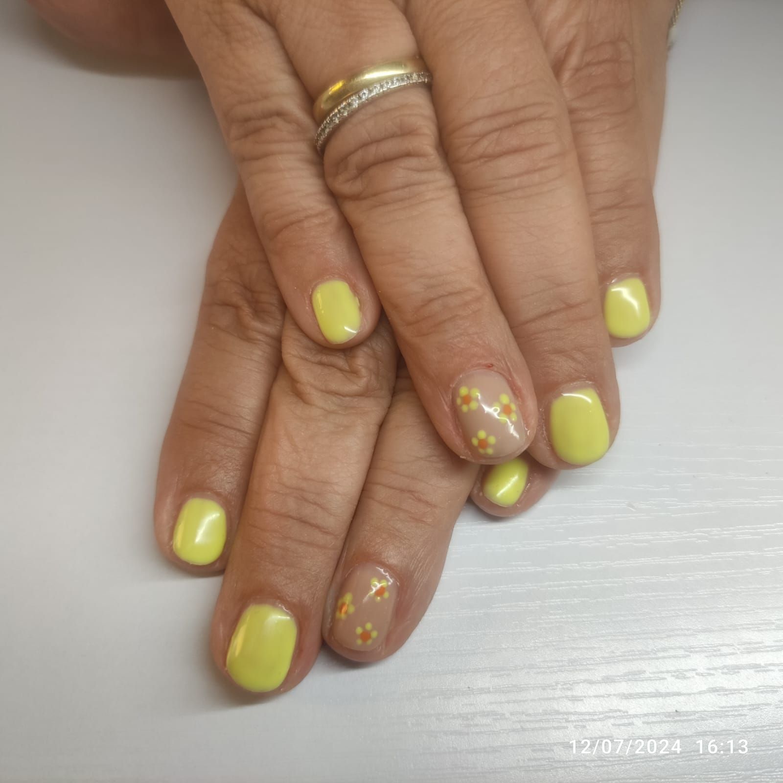 unghie colorate gialle