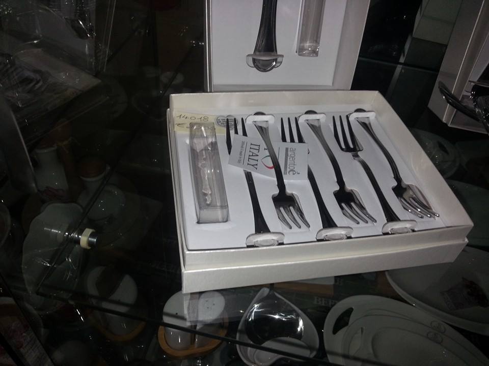 Set di forchette in argento in esposizione. Acciaio inossidabile, produzione italiana, in una scatola bianca.