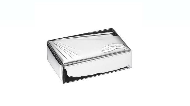 Scatola rettangolare in argento con linee incise sul coperchio.