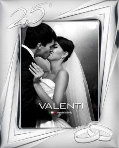 Foto di nozze in cornice d'argento, coppia che si bacia; 