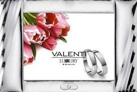 Fedi nuziali accanto a tulipani rosa, logo Valentino Luxury su bianco.