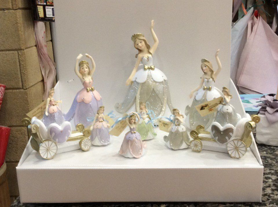 Esposizione di statuette di principesse in porcellana in varie pose e abiti.