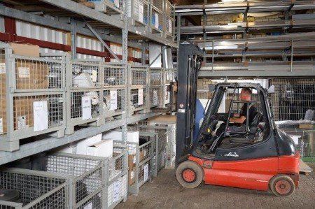 Roter Gabelstapler im Lager